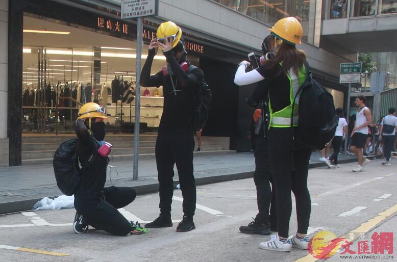 暴亂現場不時見到有身著反光衣B貌似u記者v人士與黑衣暴徒走在一起(香港文匯報資料圖片)