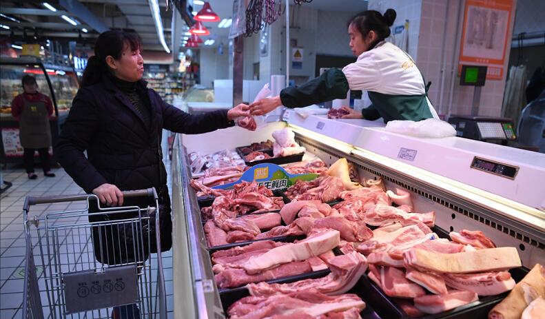 內地市民在選購豬肉