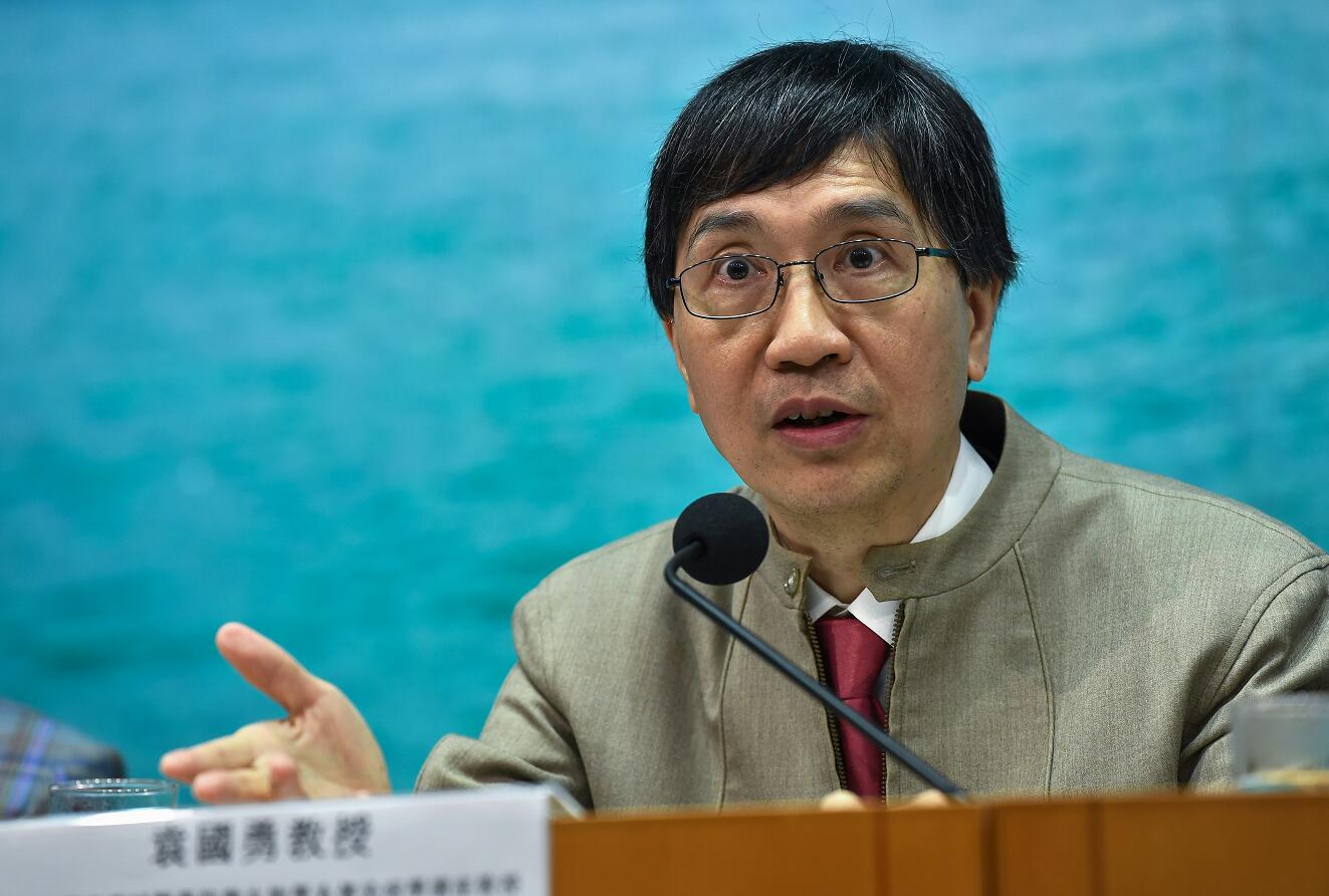 袁國勇表示香港目前最重要是維持防疫警戒級別，切勿讓首宗病例傳入。 