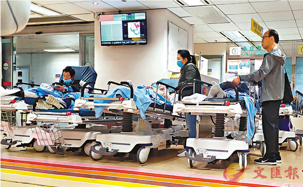 流感高峰殺到！衛生署衛生防護中心表示，本地季節性流感活躍程度在上周起持續上升，現已超越基線水平，由兩周前錄得4宗院舍或學校流感樣疾病爆發，增至本周首4天的23宗個案，涉及95人。隨着香港進入冬季流感季節，公立醫院也迫爆，多間醫院的急症室擠滿人龍。