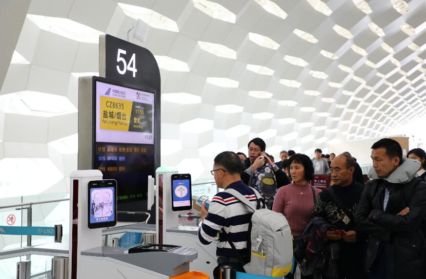 旅客在深圳機場體驗「刷臉登機」(受訪者供圖) 