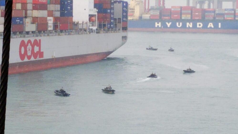 大批水警小艇包圍貨輪(網頁圖片)