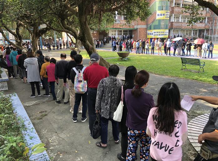 台灣民眾在票站外排隊。（台灣「中央社」）