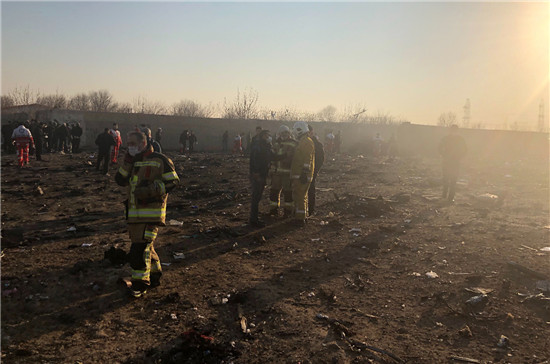烏克蘭客機8日墜毀A救援人員抵達現場]美聯社^