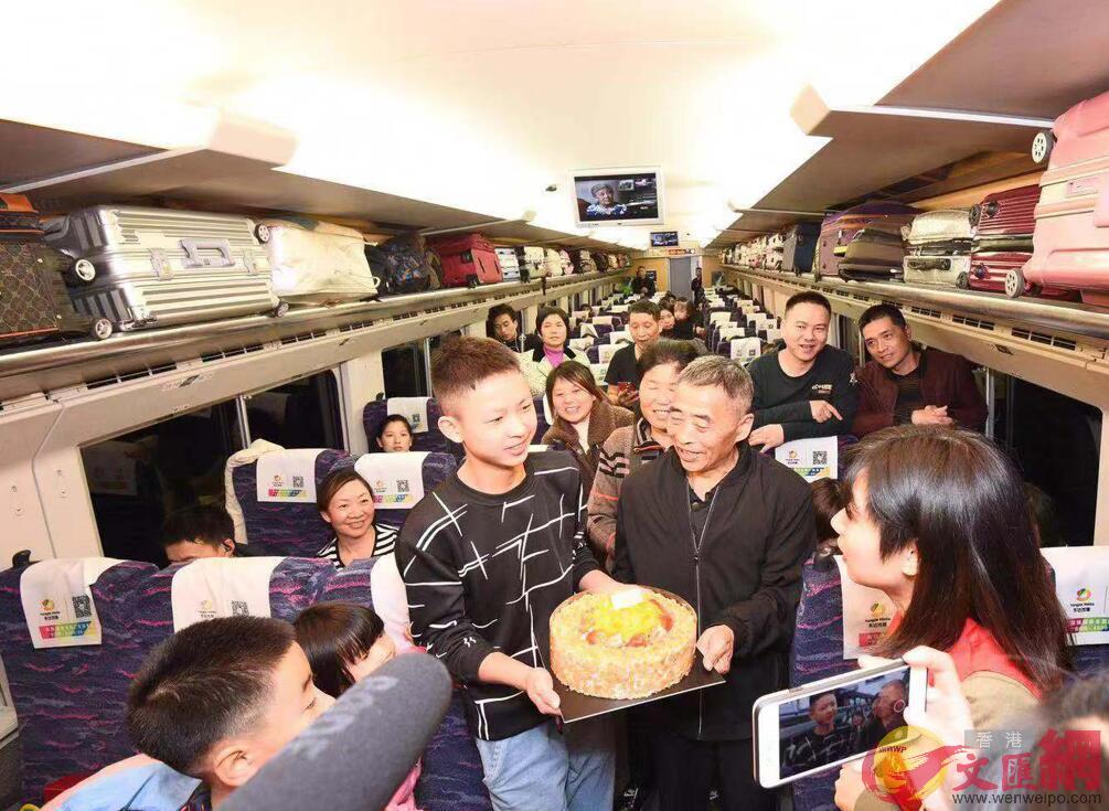 在u刺檸吉號v扶貧高鐵上A有旅客生日獲旅客們一起祝賀C(方俊明攝)