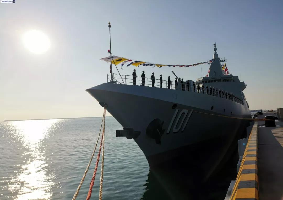 今天上午，海軍055型驅逐艦首艦南昌艦歸建入列儀式在青島某軍港碼頭舉行（央視新聞）