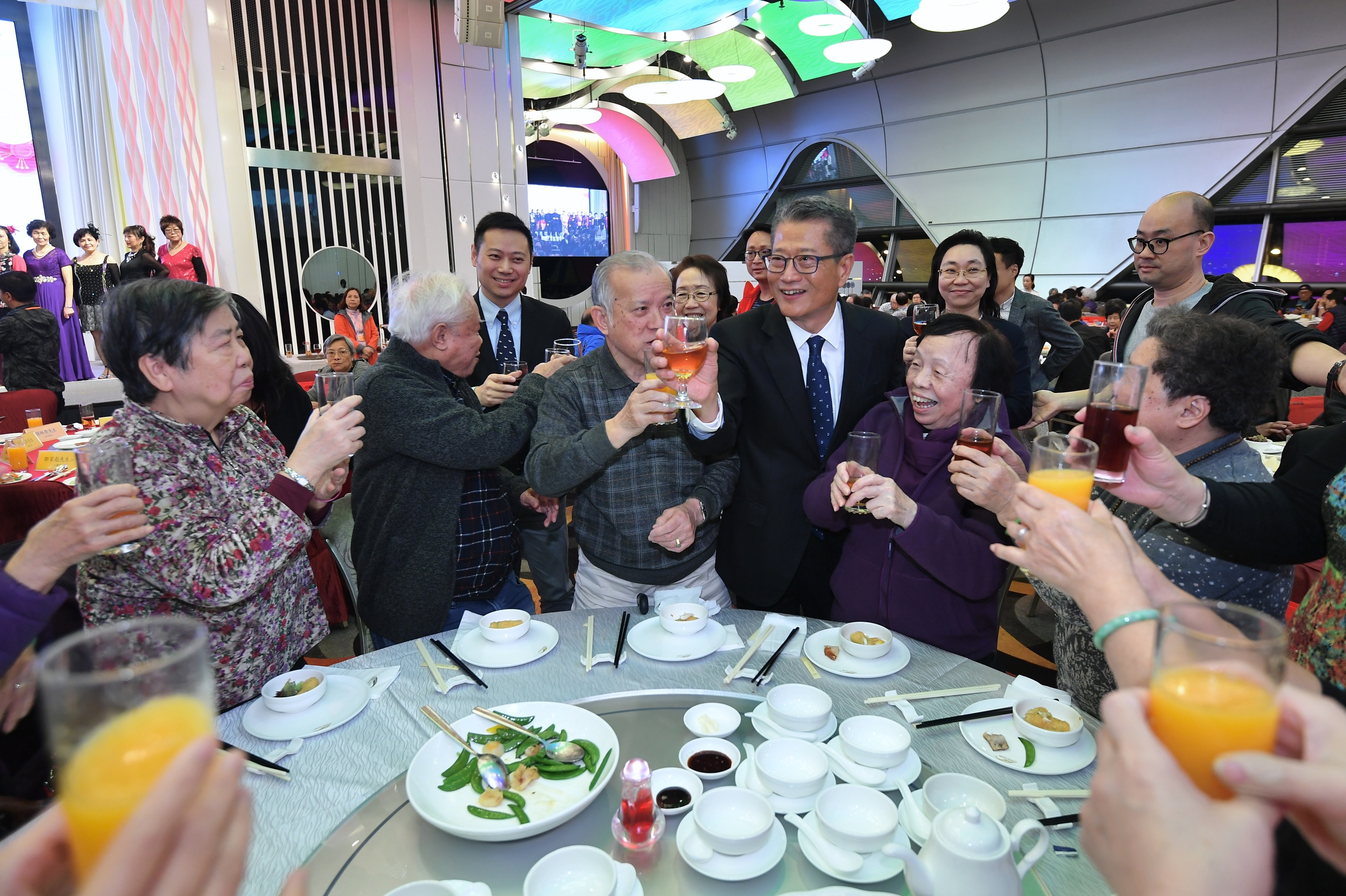 陳茂波（前左四）出席獨居長者舉辦的團年晚宴。