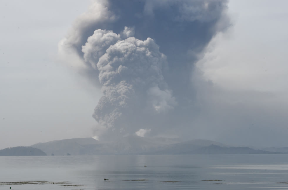 菲律賓當局警告A火山在未來數小時或數天內可能會有危險噴發(法新社)