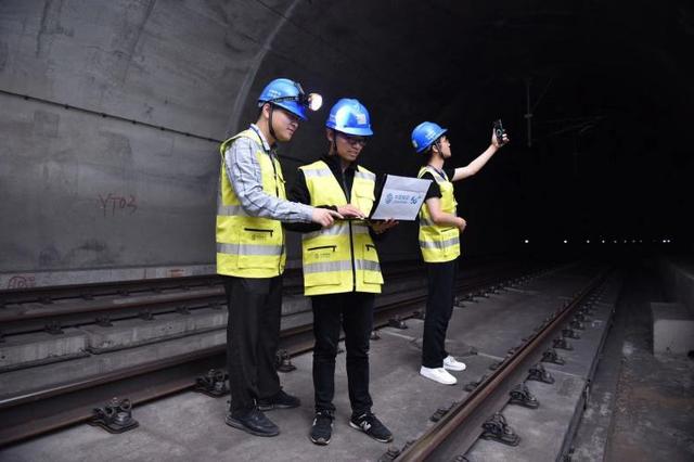 深圳移動人員在高鐵隧道口測試5G信號(受訪者供圖)
