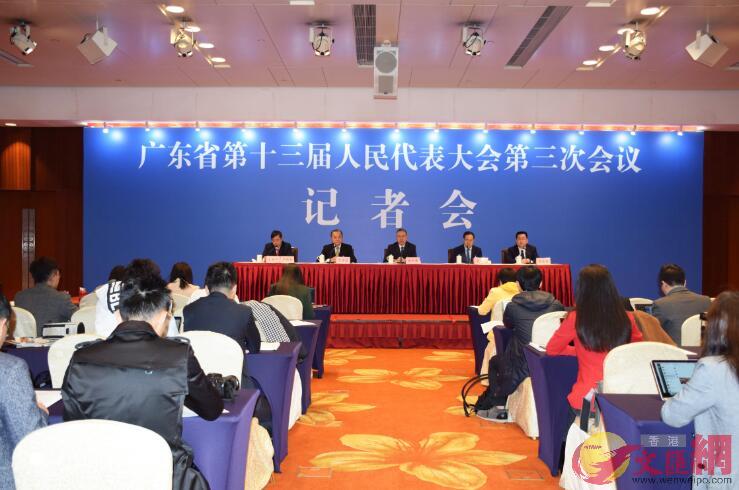 15日A廣東省十三屆人大三次會議舉行第一場記者會]記者 盧靜怡 攝^