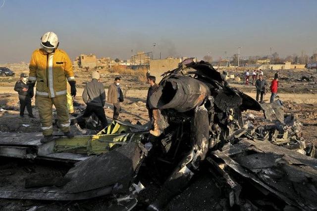 2020年1月8日，在伊朗德黑蘭霍梅尼國際機場附近，救援人員在客機墜毀事故現場工作（新華社）