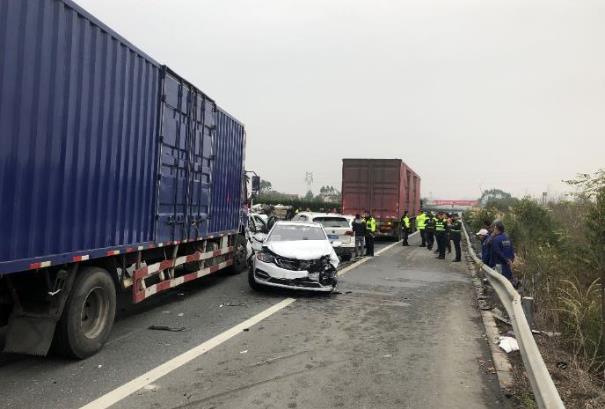 G65包茂高速桂林段發生交通事故 已致3人死亡]央視新聞^
