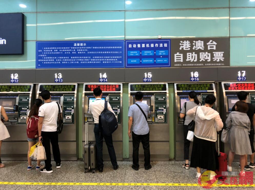 在珠三角火車站內A自助售票機等設備越來越普及C]方俊明攝^