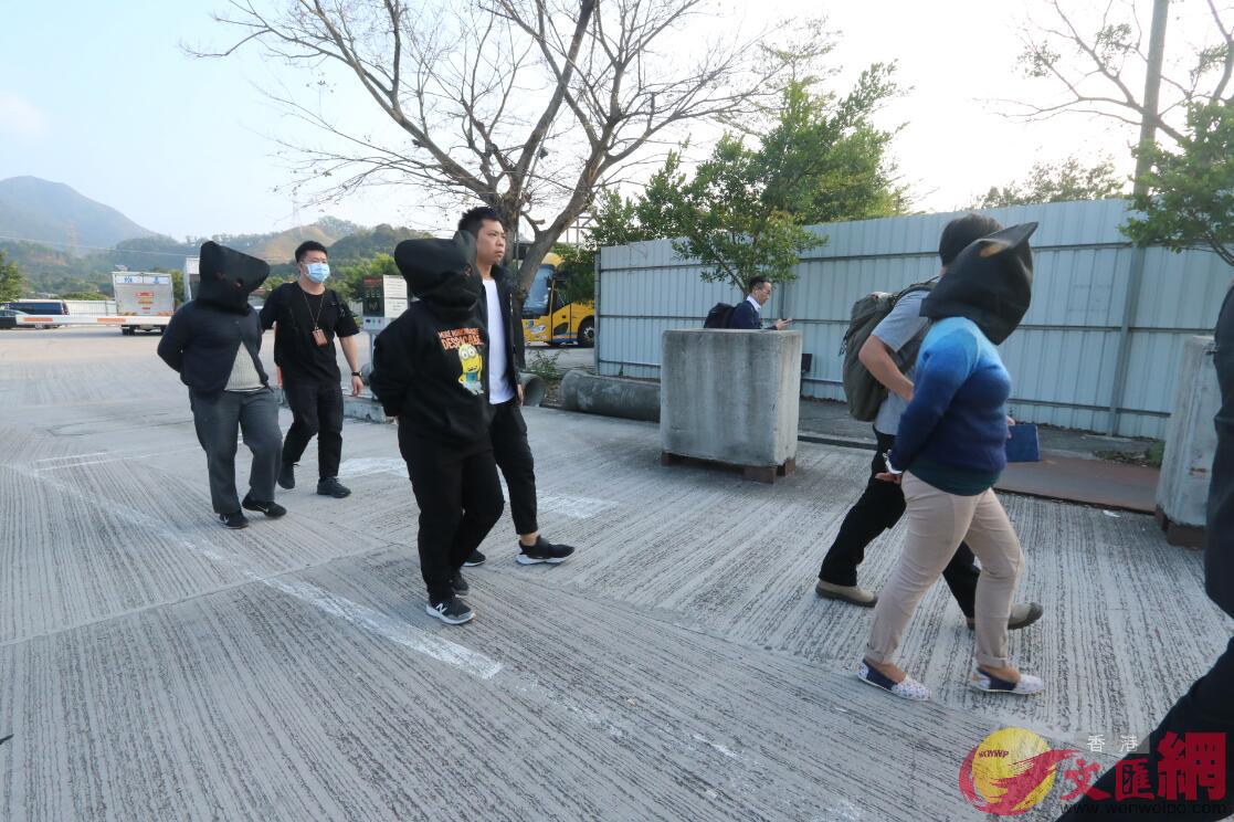 疑犯的母親B妻子及女傭被蒙頭帶署C香港文匯報記者 攝