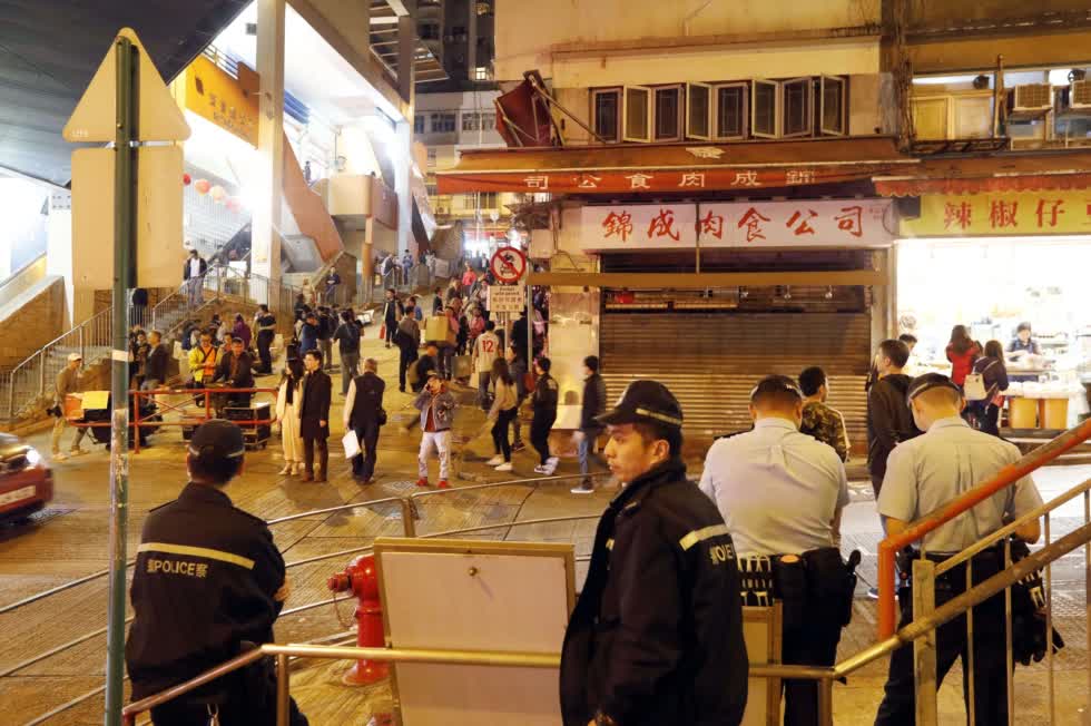 現場雖有軍裝警員和食環署職員到場A但沒有採取任何行動]香港文匯報記者 攝^
