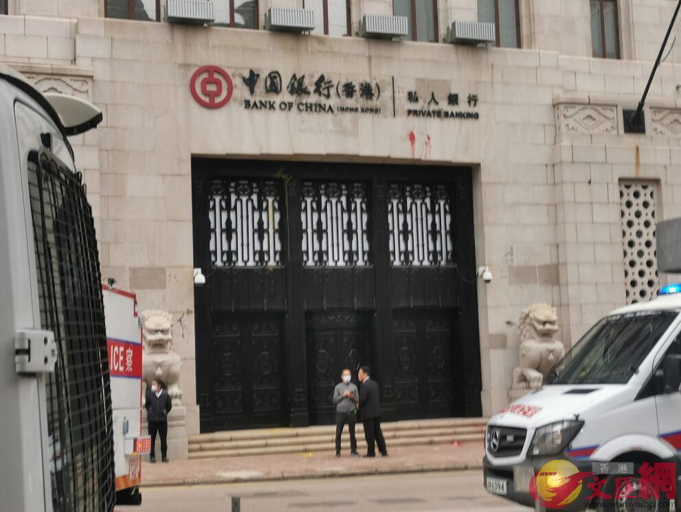 中國銀行大廈外牆被塗污C]大公文匯全媒體記者攝^