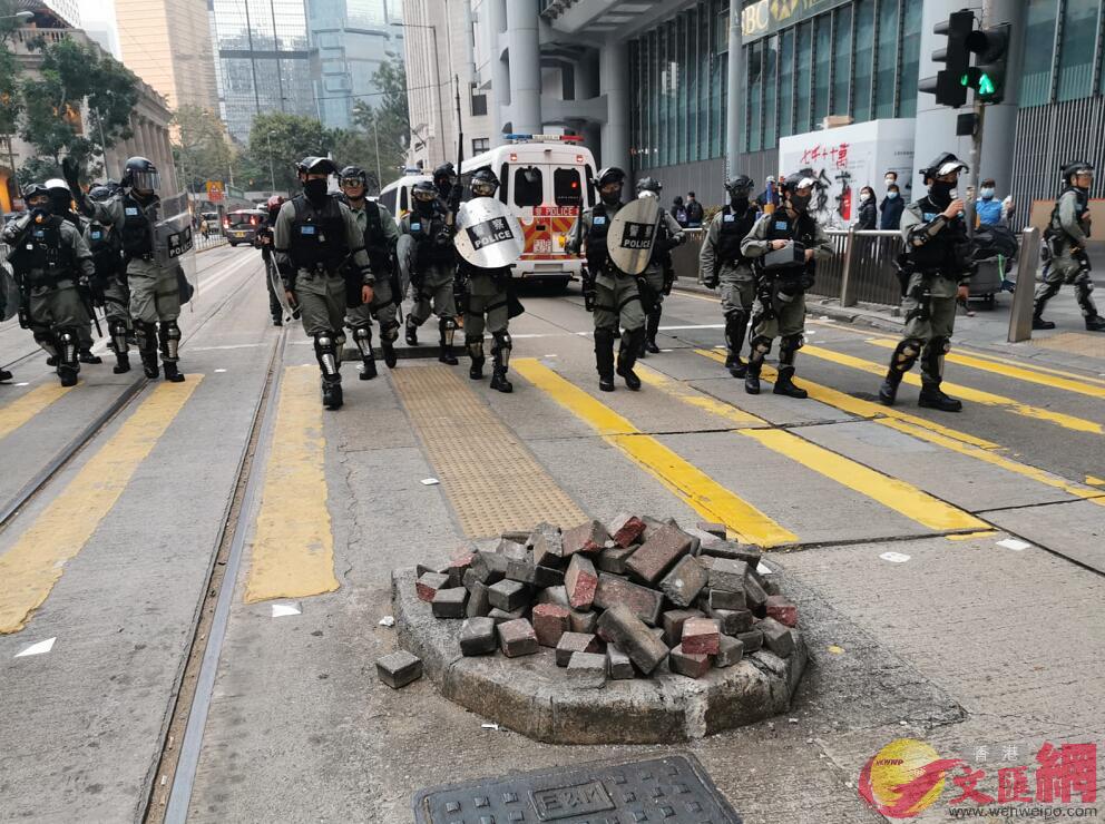警方正在驅散暴徒]大公文匯全媒體記者攝^