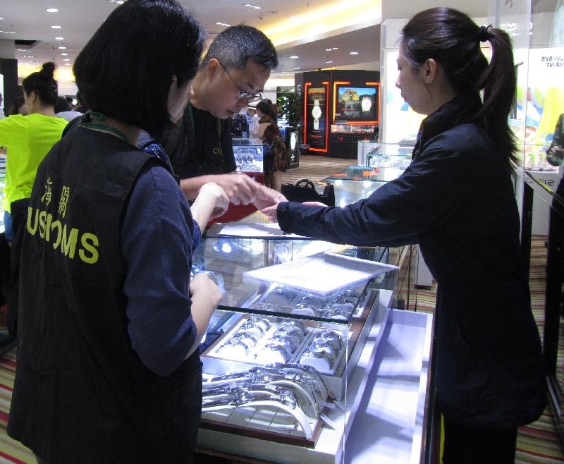 香港海關人員巡查購物熱點。（香港政府新聞處資料圖）
