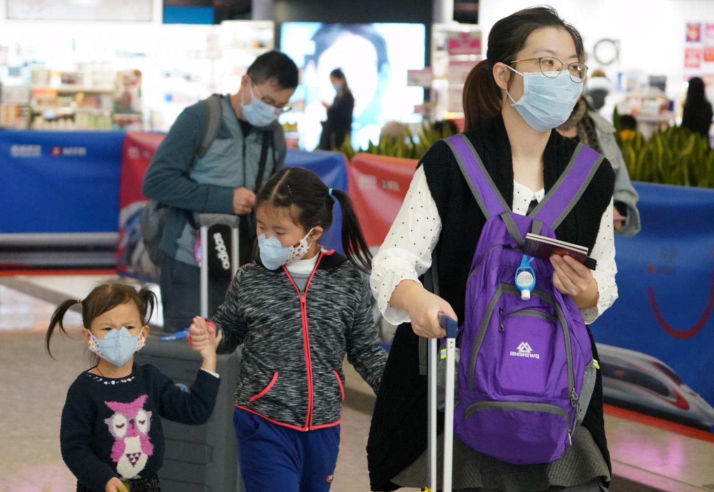 在高鐵香港西九龍站，部分旅客戴上口罩准備搭乘高鐵出行。(中新社資料圖)