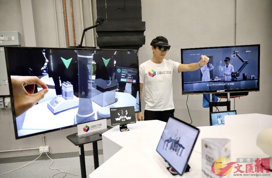 有公司展示智能VR實驗裝置（大公文匯全媒體記者 李斯哲 攝）