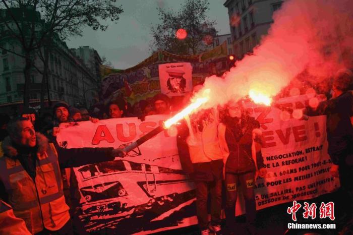 當地時間2019年12月12日A數以千計法國民眾在巴黎遊行示威A反對政府退休制度改革方案(中新社)
