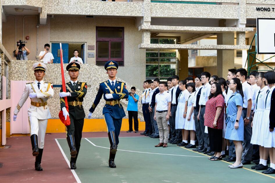 9月23日，儀仗隊官兵莊嚴進場。中國人民解放軍駐香港部隊儀仗隊官兵到香港培僑中學，為該校舉行昇旗禮，迎接中華人民共和國成立70周年(中新社)