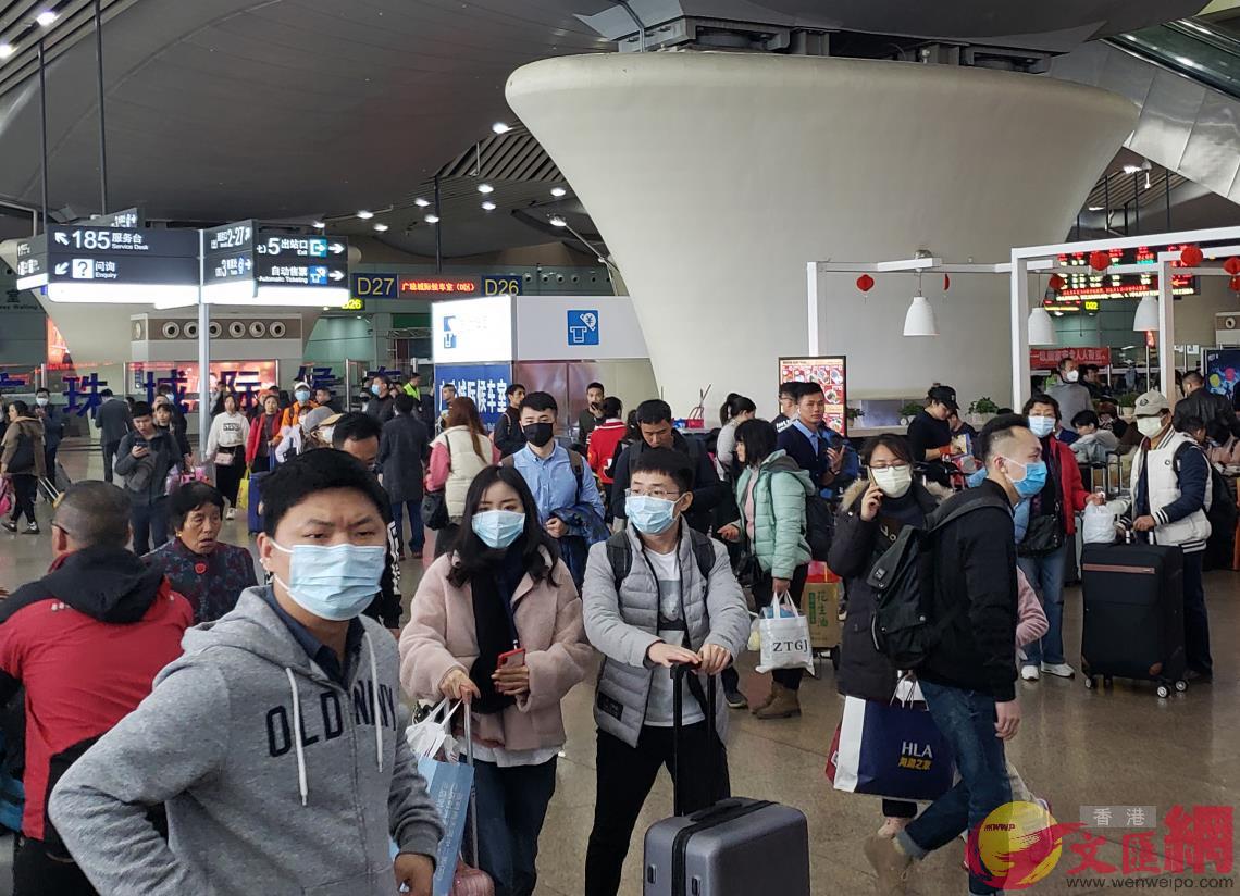 在廣州南站A春運客流高峰湧現A而戴口罩的旅客也增多 (方俊明攝)