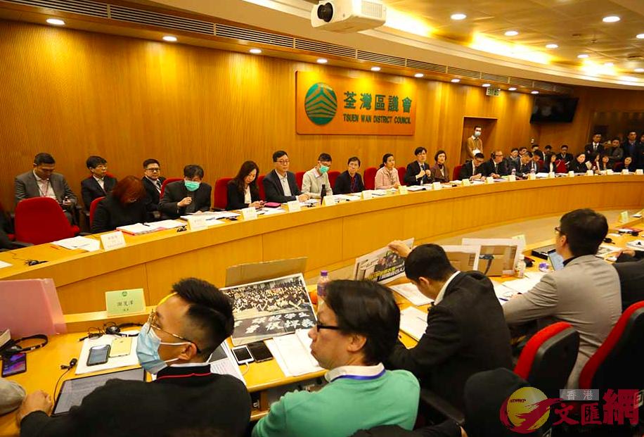 1月22日，鄧炳強到訪荃灣區議會。