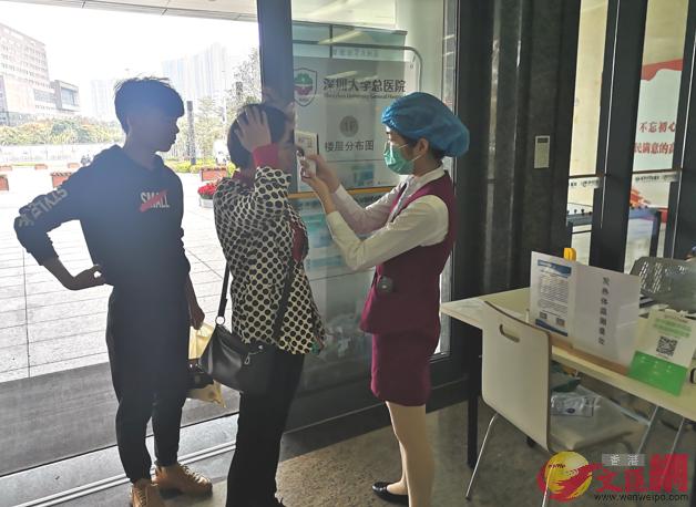 深圳大學總醫院門診大廳對出入人員進行體溫監測]記者郭若溪攝^