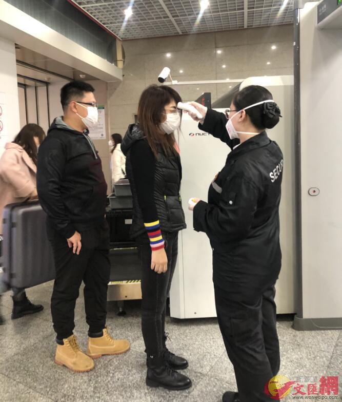 廣州不少乘客都帶上口罩，進入地鐵站時接受測體溫。如果發現超過37.3攝氏度，而且還去過武漢，會立即上報。記者方俊明 攝