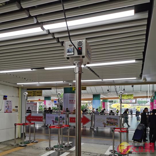 深圳火車站已設置15台紅外線測溫儀 ]記者郭若溪攝^