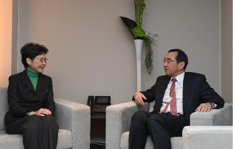 林鄭月娥（左）與日本貿易振興機構理事長佐佐木伸彦（右）會面。（政府新聞處）