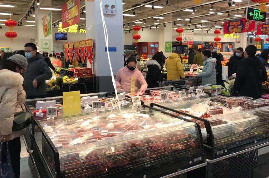 武漢市民加強防範A佩戴口罩在超市購買水果蔬菜等生活用品C ]中新社^