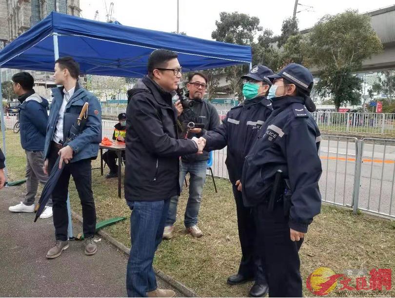 27日大年初三A鄧炳強落區為警員打氣A圖為女警熱情與u一哥v握手]大公文匯全媒體記者 攝^