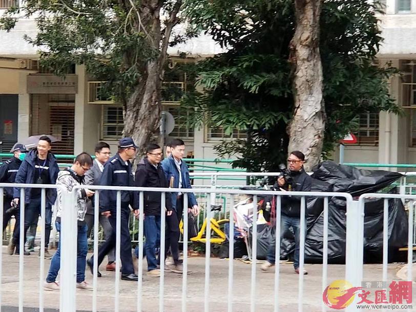 27日大年初三A鄧炳強落區為警員打氣]大公文匯全媒體記者 攝^