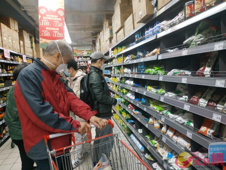 受疫情影響A廣州市民戴著口罩忙去超市搶購生活必需品C]記者盧靜怡攝^