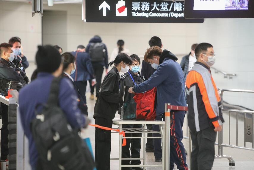 高鐵香港西九龍站安防疫保明顯加強，乘客需要出示車票並檢查行李後才能進入車站。（中新社）