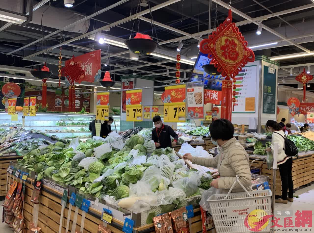 深圳商超蔬菜今日恢復足量供應]記者 郭若溪 攝^