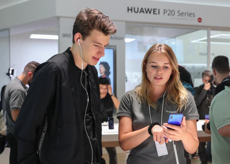 2018年8月A參觀者在德國柏林舉行的國際消費電子展上了解華為手機(資料圖片)
