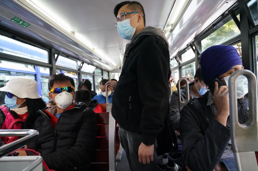 香港加強防疫A圖為電車上的乘客都戴上口罩C]中通社^