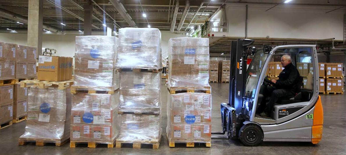 联合国儿童基金会位于丹麦哥本哈根的仓库工作人员正在准备向中国运送抵御冠状病毒的防护物资C]聯合國兒童基金會官網^