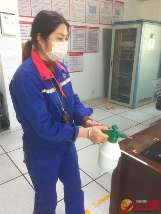 加油站員工加強對重點部位的清潔消毒（香港文匯網記者 李昌鴻 攝）
