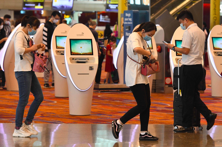 新加坡樟宜機場，來往旅客都戴著口罩（法新社資料圖片）