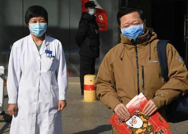 詹慶元表示A新型冠狀病毒肺炎已痊癒的患者依然有再感染風險A要加強防護C圖為1月30日A北京大學第一醫院醫生王廣發治癒出院]新華社^