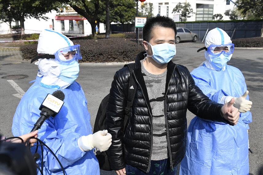 成都市一名新型冠狀病毒感染的肺炎患者日前治癒出院，這是四川省治癒的第一例新型肺炎病例。（中新社）