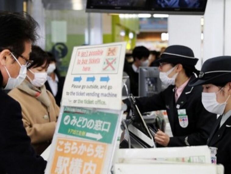 東京新宿一個車站的工作人員都戴口罩防疫C]法新社^