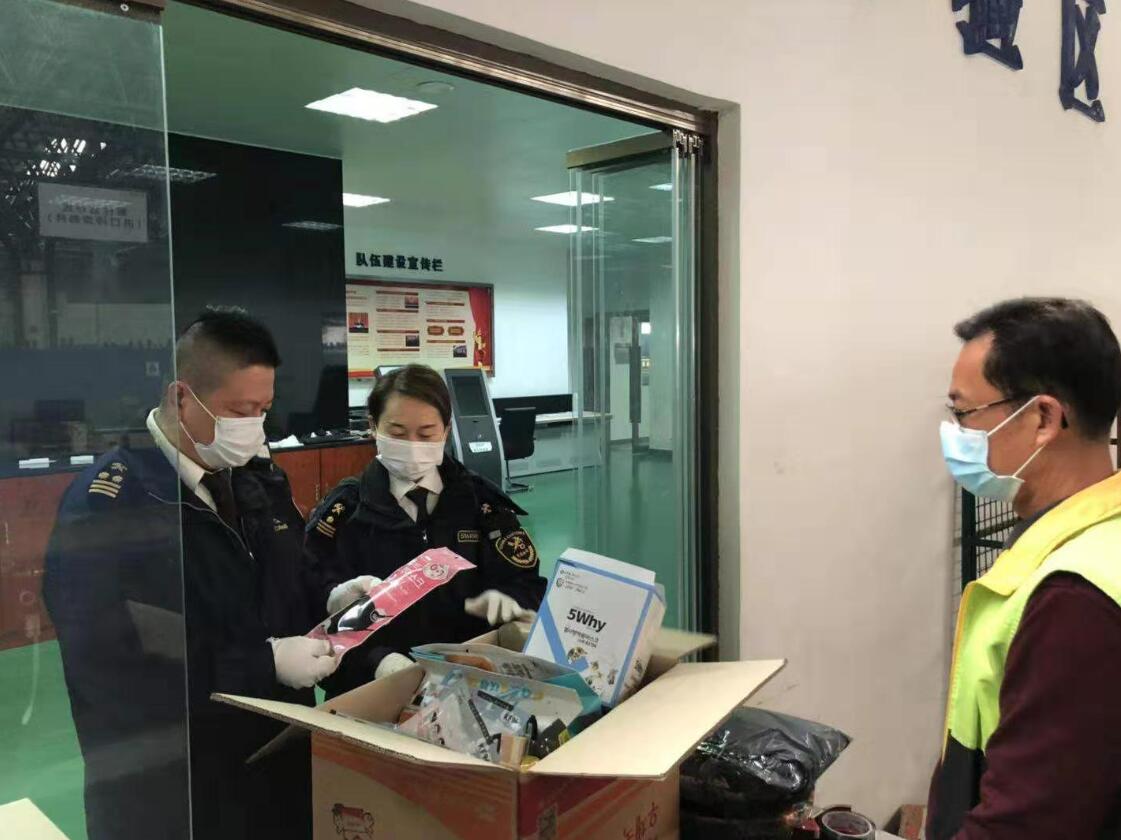 廣州郵局海關正在驗放一批進境口罩。廣州海關供圖