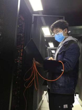 撫州曙光雲計算中心值班工程師正對硬件設備例行維護 （受訪者供圖)