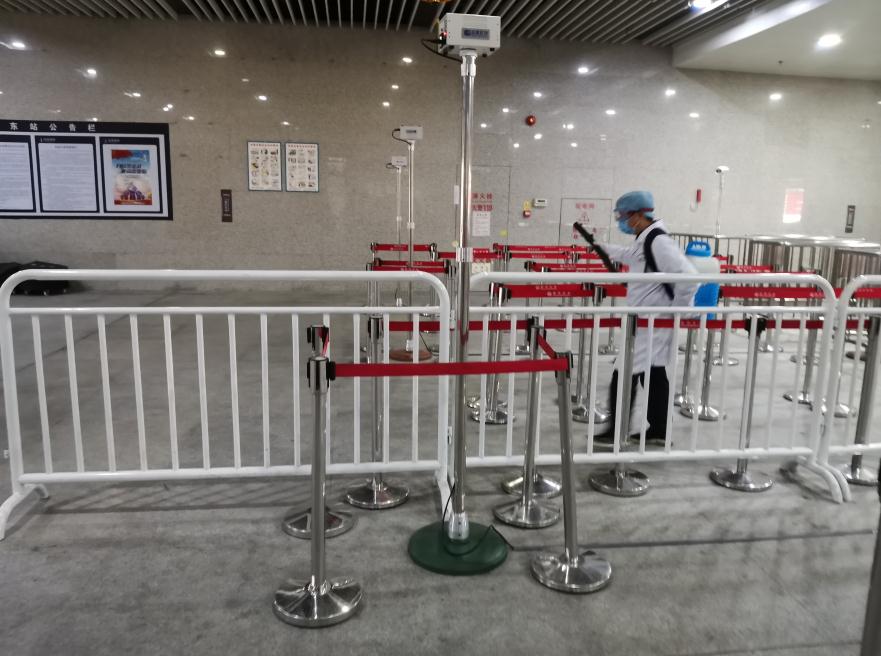 工作人員對售票廳、候車室、站台、出站口等區域進行消殺 (深圳火車站供圖)