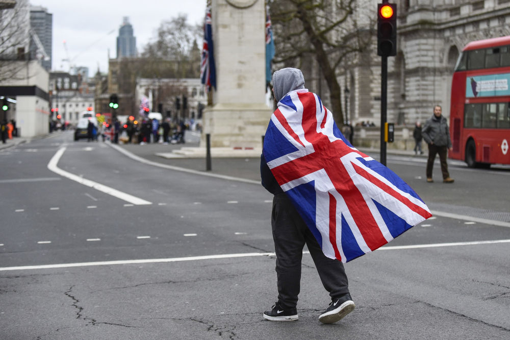 1月31日A在英國倫敦A一位u脫歐v支持者走在街頭C新華社發]史蒂芬P程攝^ 